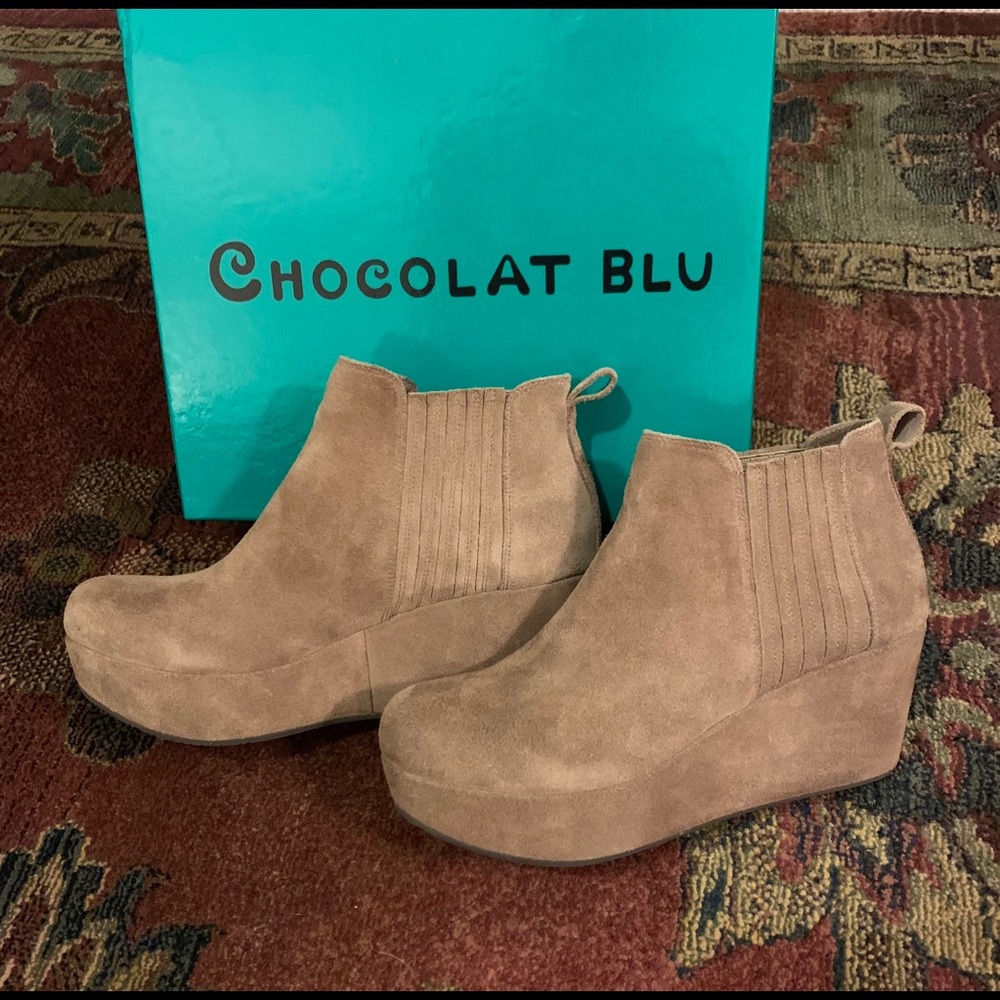 Chocolat Blu Walden Suede Wedge
